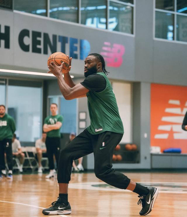爱游戏下载-包含NBA总决赛赛程吃紧，波士顿凯尔特人冲刺阶段防线松动，气氛紧张，训练强度明显提升的词条